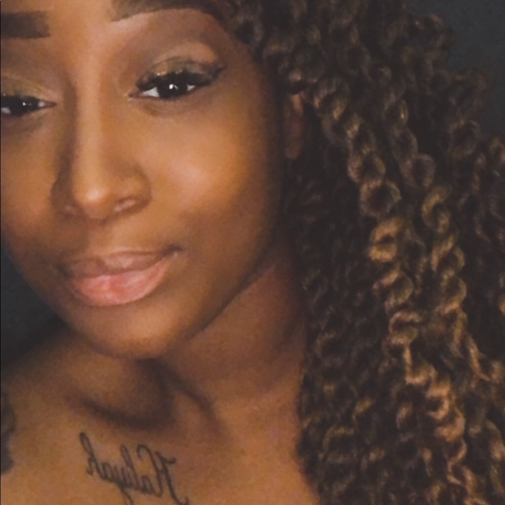 Meet your Posher, Kayla